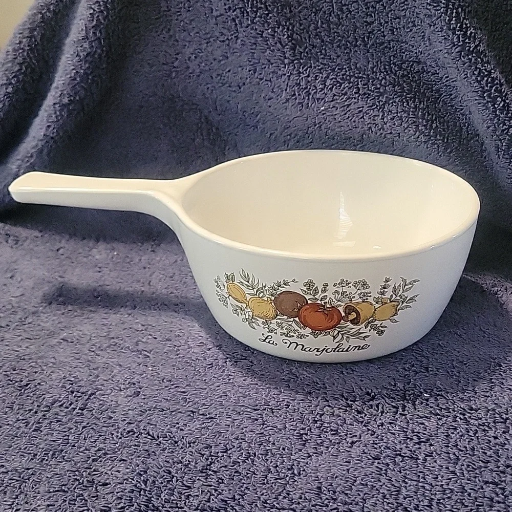 Corningware Spice of Life La Marjolaine small stove top pot. Scars but nice
